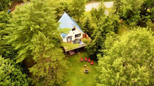 Val-Joli Ski Chalet | Waterfront with Spa - Le Retro