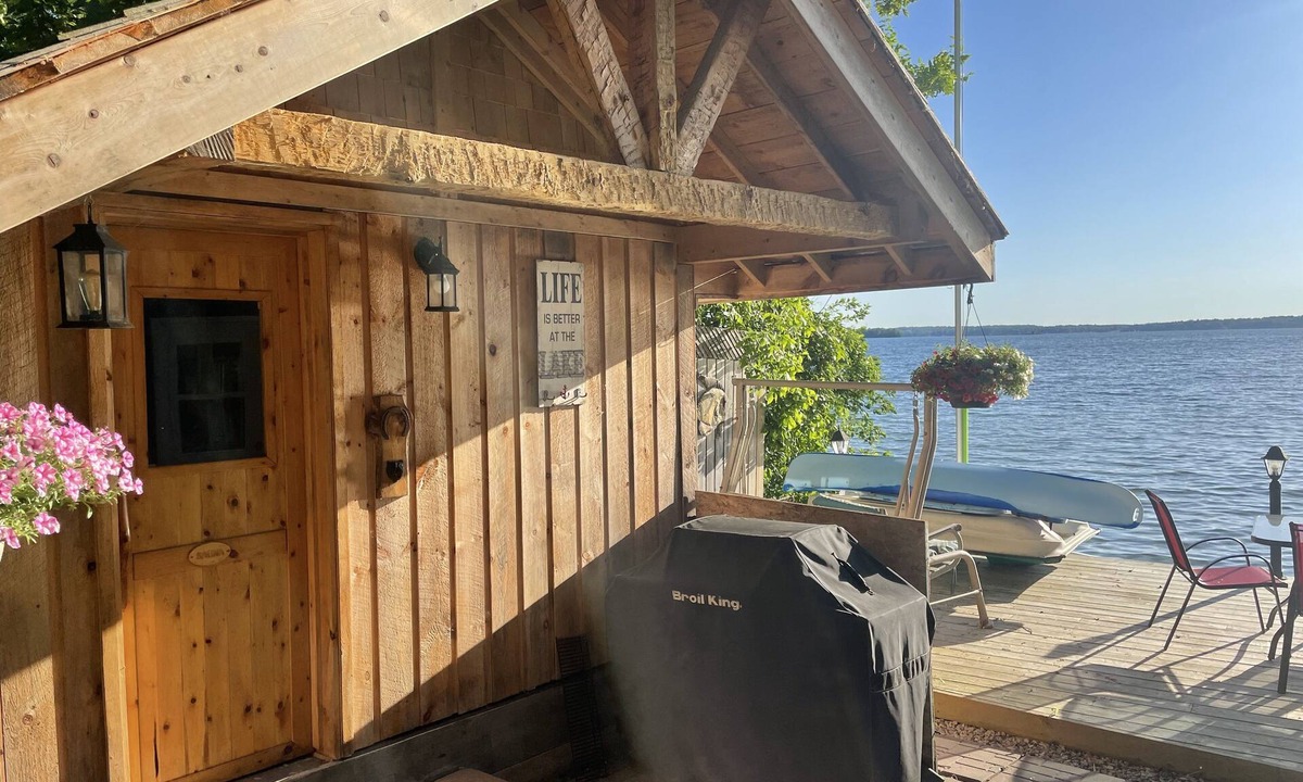 Rama House | Waterfront with sunsets and sand bottom lake