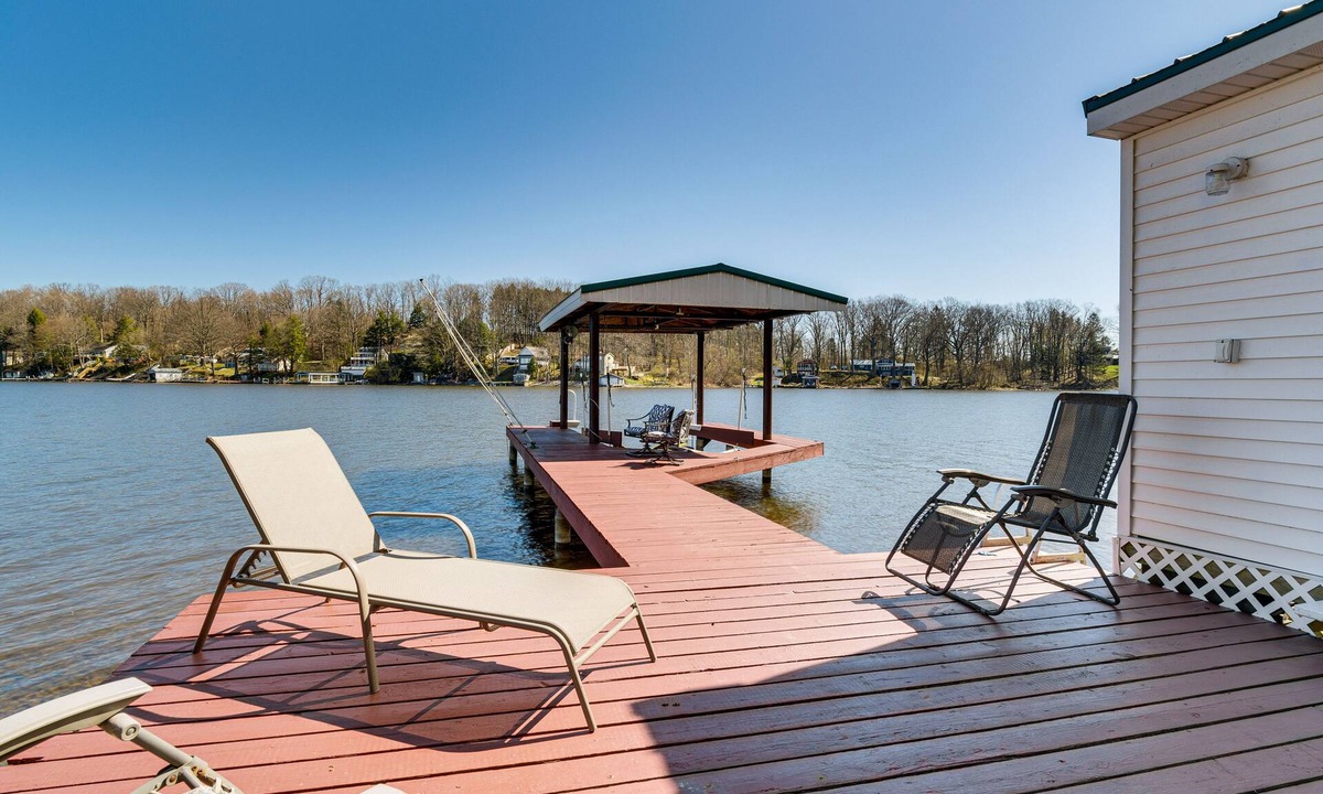 Wolcott Cottage | Waterfront Wolcott Vacation Rental w/Deck & Views
