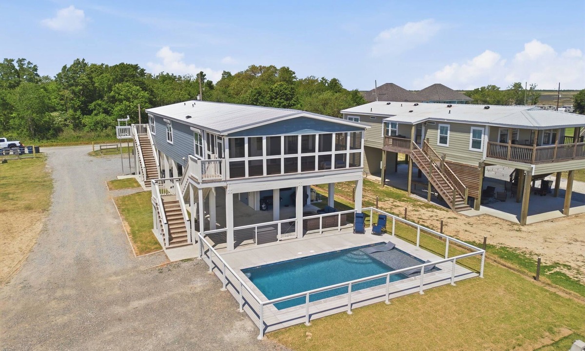 Hackberry House | Waterfront Wonderland Fishing and Pier Campn