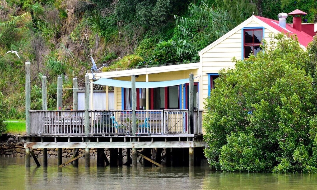 Kohukohu House | WATERLINE ~ Absolutely Waterfront!
