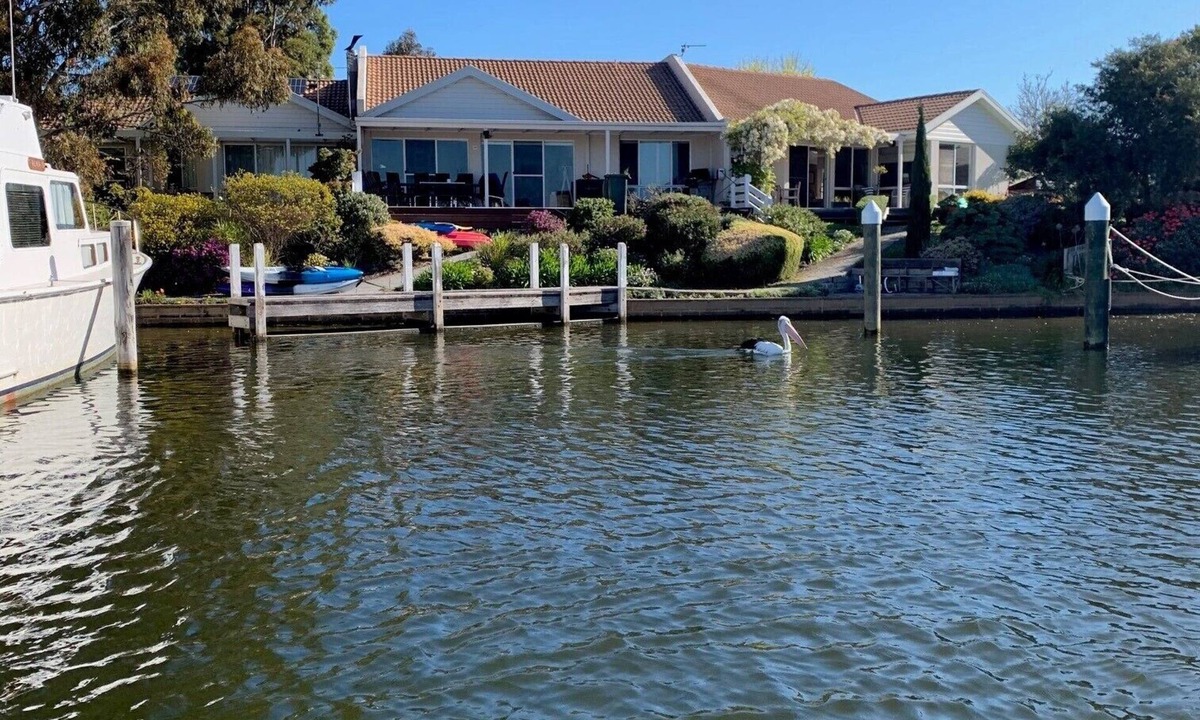 Paynesville House | Waterloo- Absolute waterfront