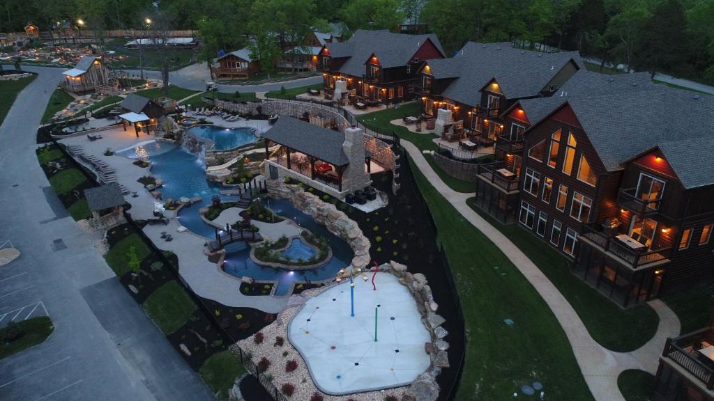 Indian Point House | WaterMill Cove Resort 8Bed Lakefront Lodge POOL LAZY RIVER 2 miles to SDC Dock