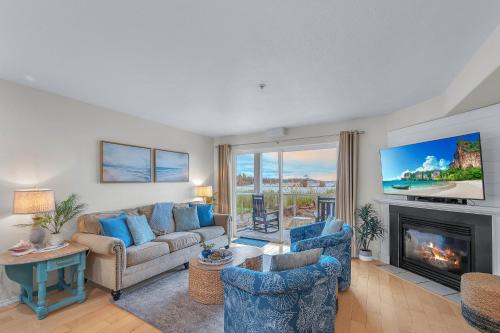 Lincoln City House | Waters Edge 108 - Blue Chair Bay