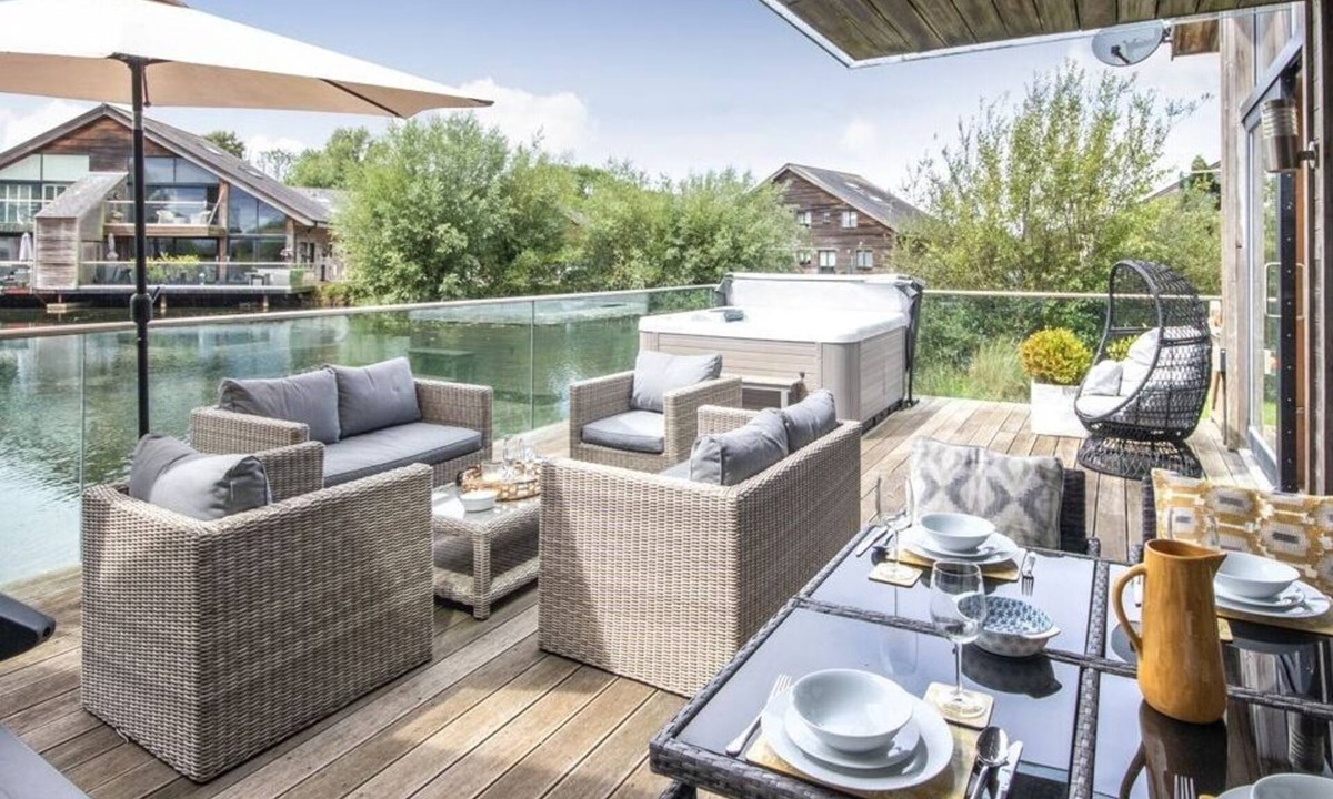 South Cerney House | Waters Edge 15, Kingsholm (P)