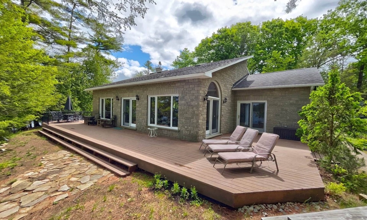 Rideau Lakes House | Water’s Edge | 300’ Waterfront on Clear Lake