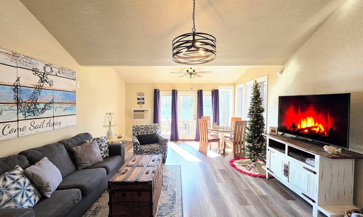 Mid America Condo | Water’s Edge Hideaway