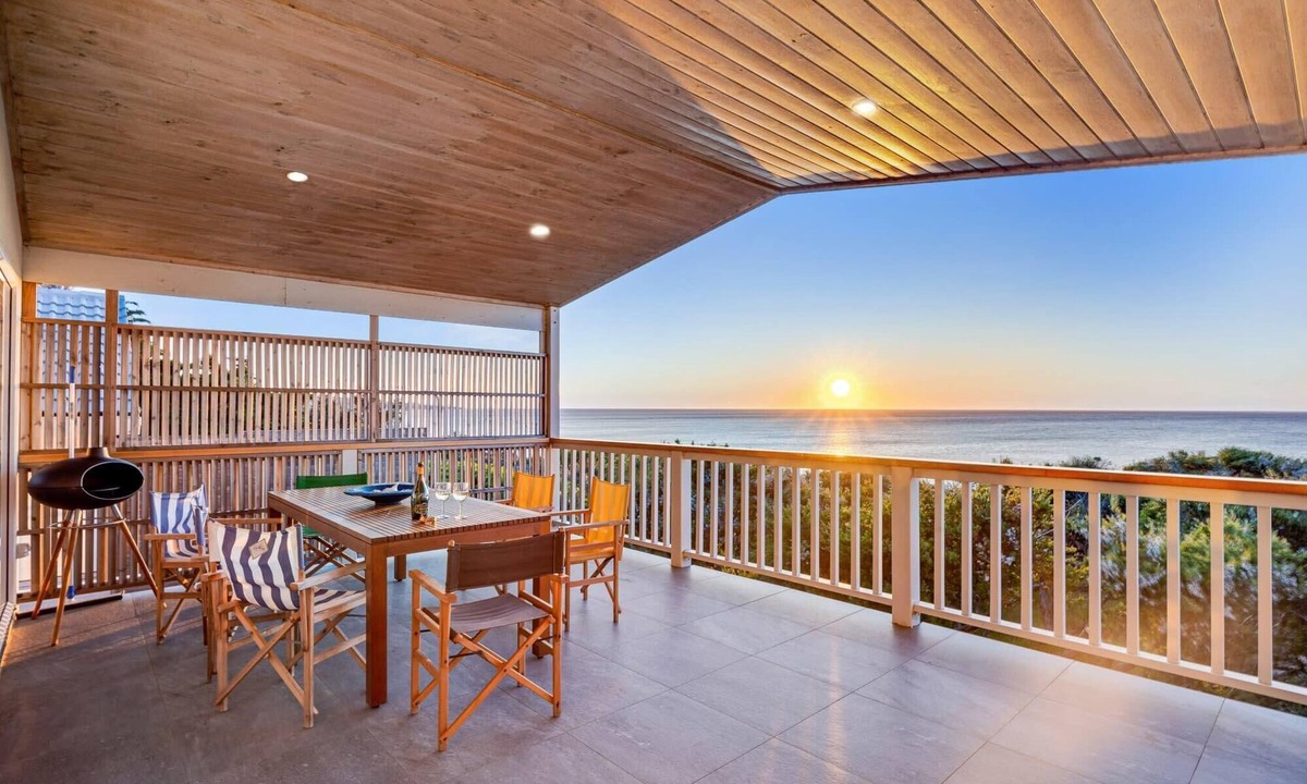 Frankston House | Waters Edge Summary: