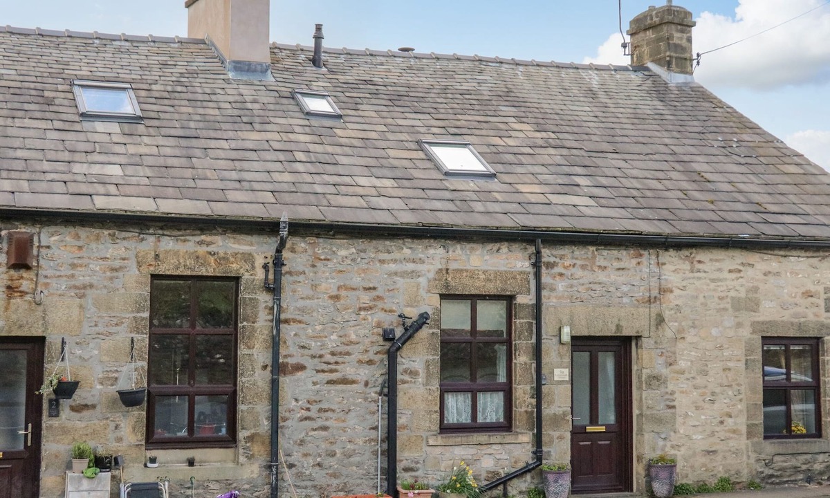 Giggleswick Cottage | WATERSHED COTTAGE, pet friendly, with a garden in Settle