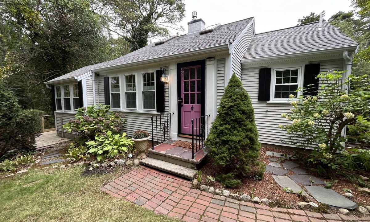 Centerville House | Waterside Bungalow Cape Cod