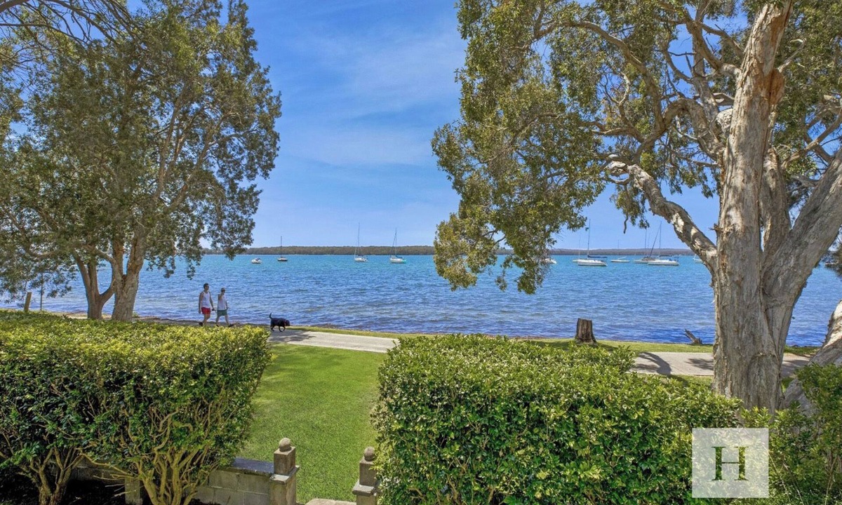 Mannering Park House | Waterside Cottage - 5 Bedroom Waterfront