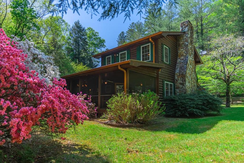 Cherry Log House | Waterside Cowboy cabin on Stanley Creek