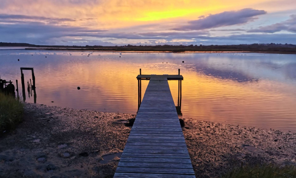 Christchurch Cottage | 'Waterside' - overlooking Mudeford Harbour - * No Booking Fees *