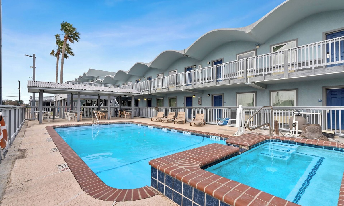 Rockport Hotel | Waterview King Suite Pool front, ground level