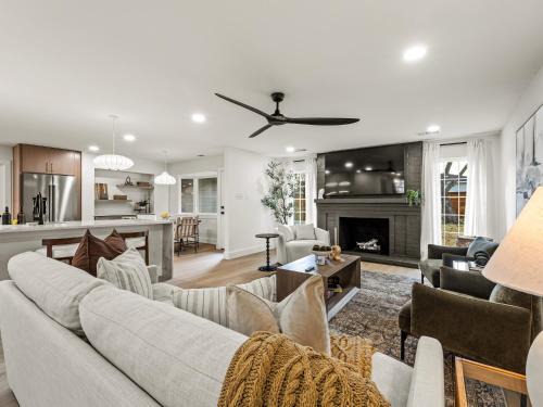 Richardson House | Waterview Residence 4 BD 2 Kings Fire Pit