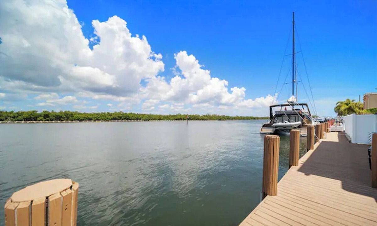 Hollywood Lakes Apartment | Waterways Komffy