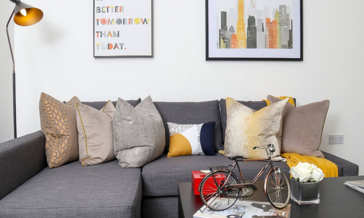 Watford Apartment | Watford WD18 - Rare-find and Spacious 3 Bed Flat with free parking