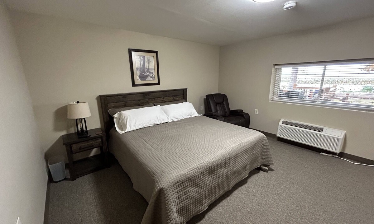 Hornbeak Cabin | Watrerfornt Lodge on Reelfoot Laken8,000 sq feet sits on 3 Acersn12 Bed Roomsn