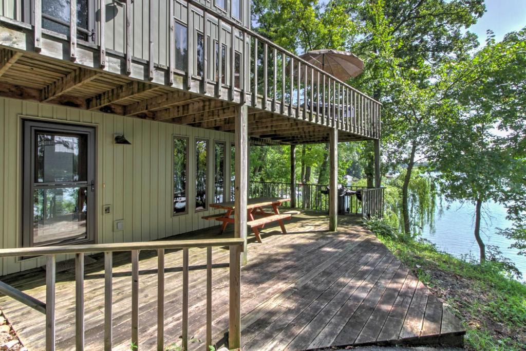 Pine River House | Waupaca Lakefront Home w/Pool Table & Dock!