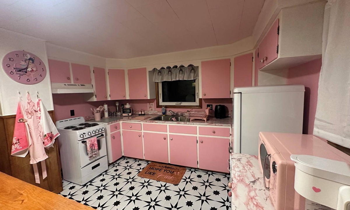 Massena House | Wavabell Step Back to the ’60s—Groovy Stay with a Pink Kitchen Dream! 3bd-2 bath