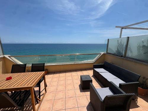 Montgat Apartment | Waves and sky