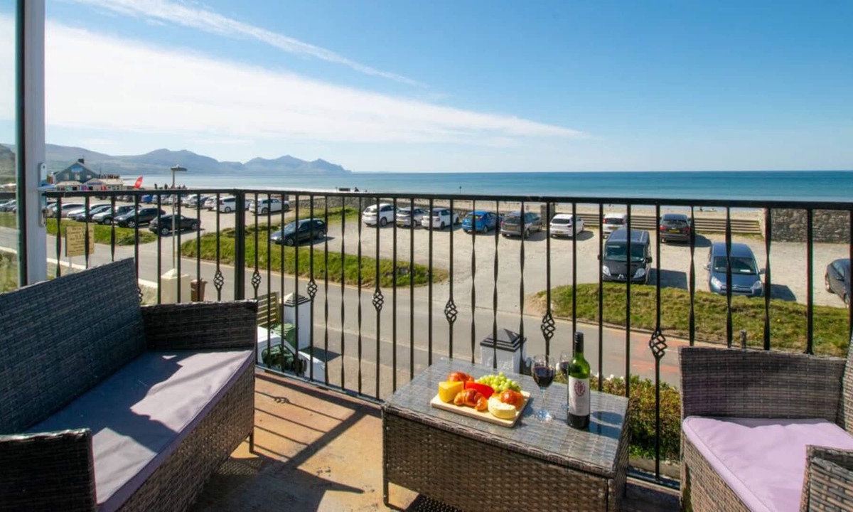 Dinas Dinlle Apartment | Waves in Caernarfon