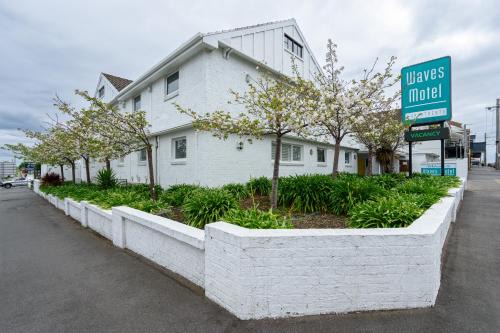 Warrnambool Hotel | Waves Motel and Apartments