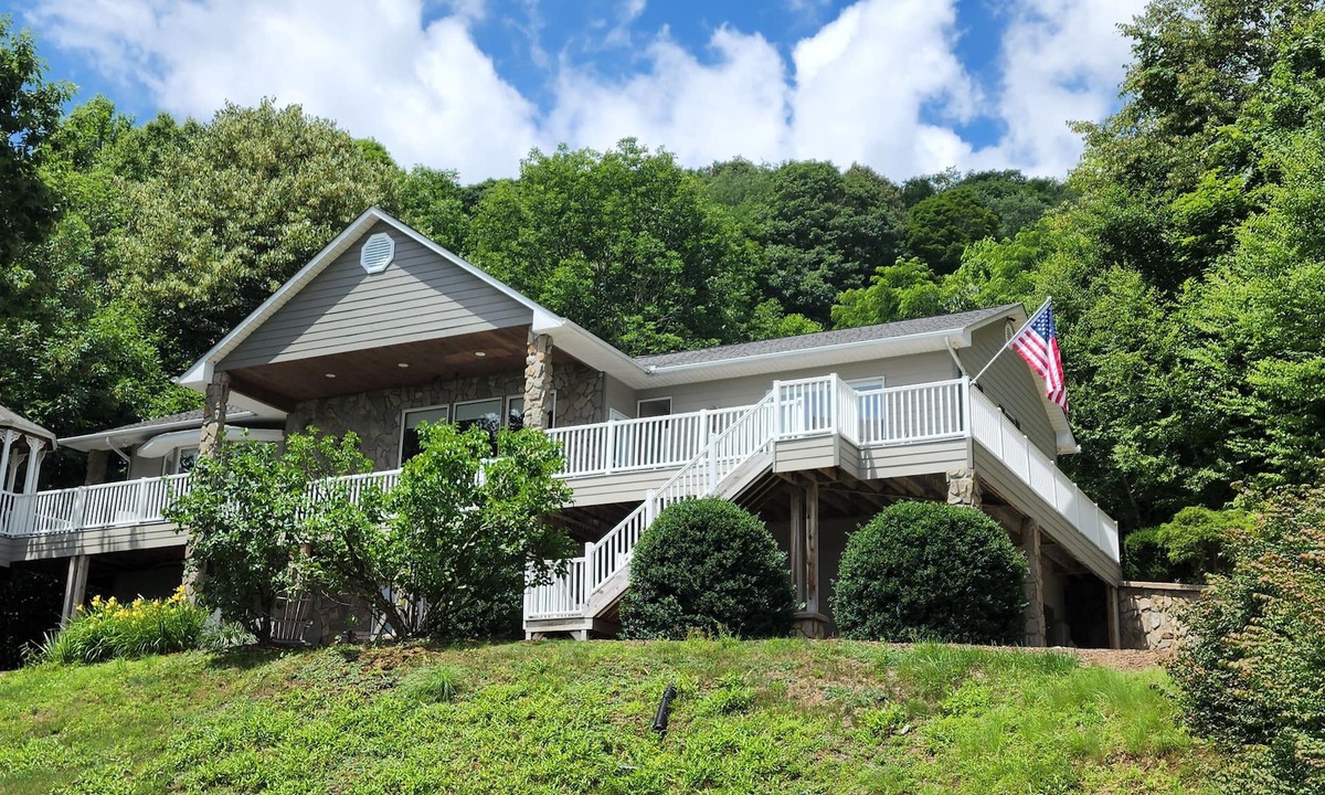 Walker-In-the-Hills House | Waynesville Beautiful Mountain Home! Spectacular, Panoramic Views from 4,200 Ft