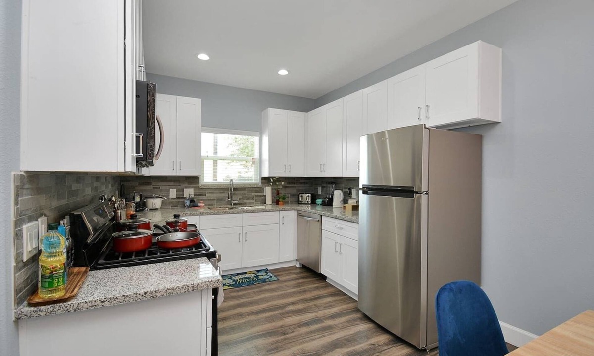 Central Southwest House | WE HAVE POWER!!! Midtown Getaway By Texas Medical Center & Downtown
