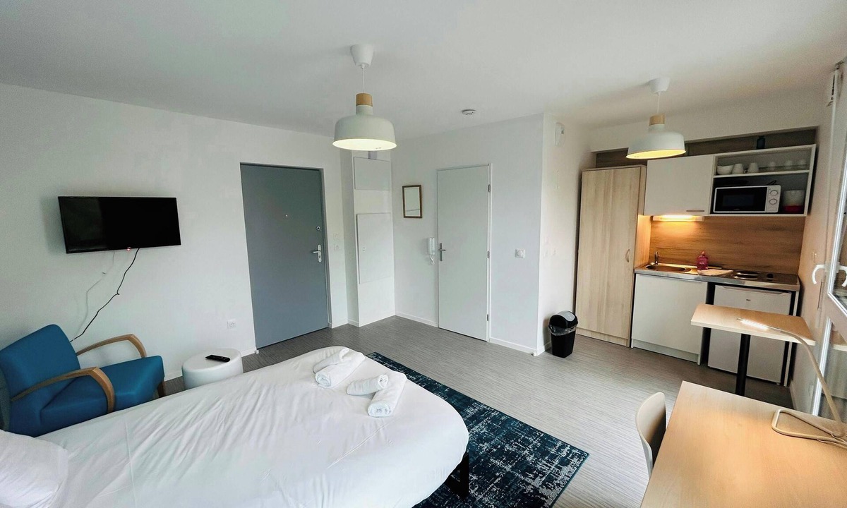 Barbatre Apartment | We Live In R - Suite 201