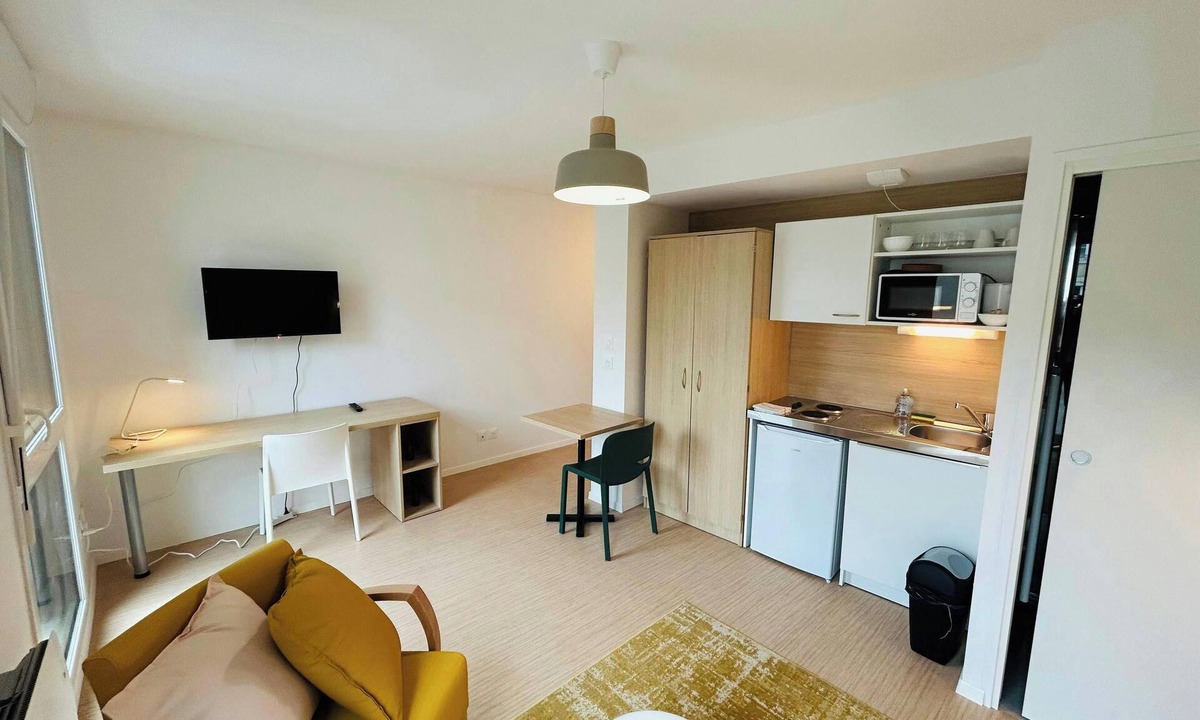 Barbatre Apartment | We Live In R - Suite 202