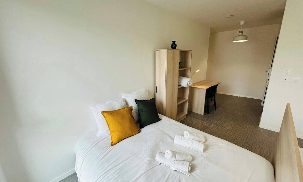 Barbatre Apartment | We Live In R - Suite 403