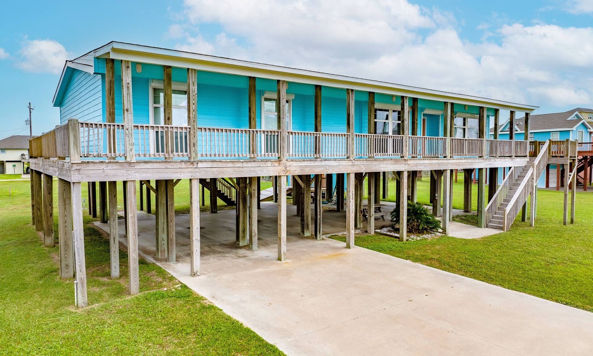 Crystal Beach House | We've Got Your Summer Vibes! Spacious 4BR House+Hot Tub : Fully Stocked & Ready