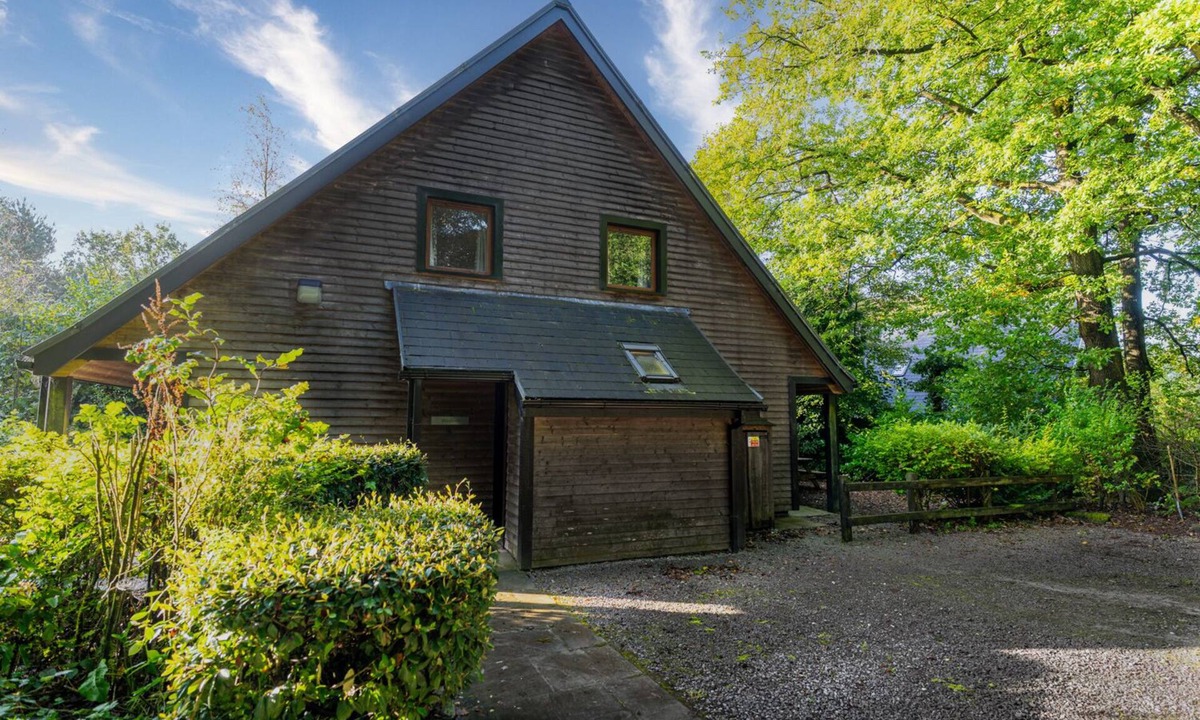 Farley Cabin | Weaver; woodland lodge for 12 with hot tub, log burner, BBQ, near Alton Towers.