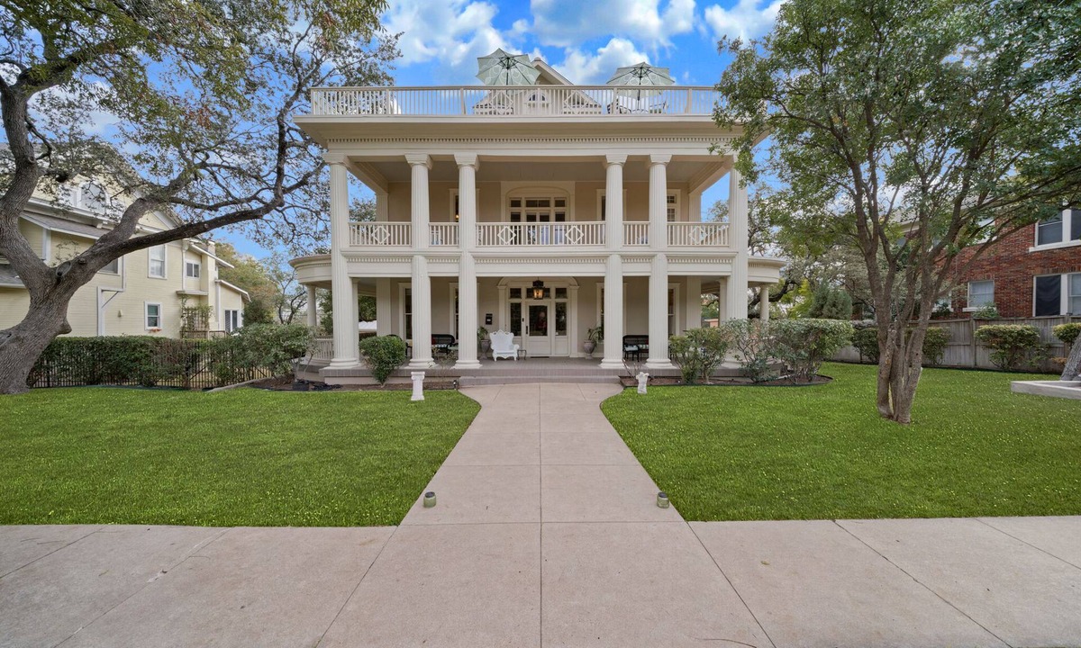 Monte Vista House | 👰🏻🤵🏽Wedding Groups up to 20: 3-Story Mansion near Downtown 2 Balconies 💒