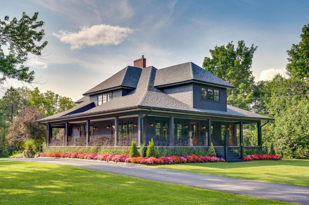 Derby Center House | Wedding Party Fun! Arts + Crafts Gem in Derby