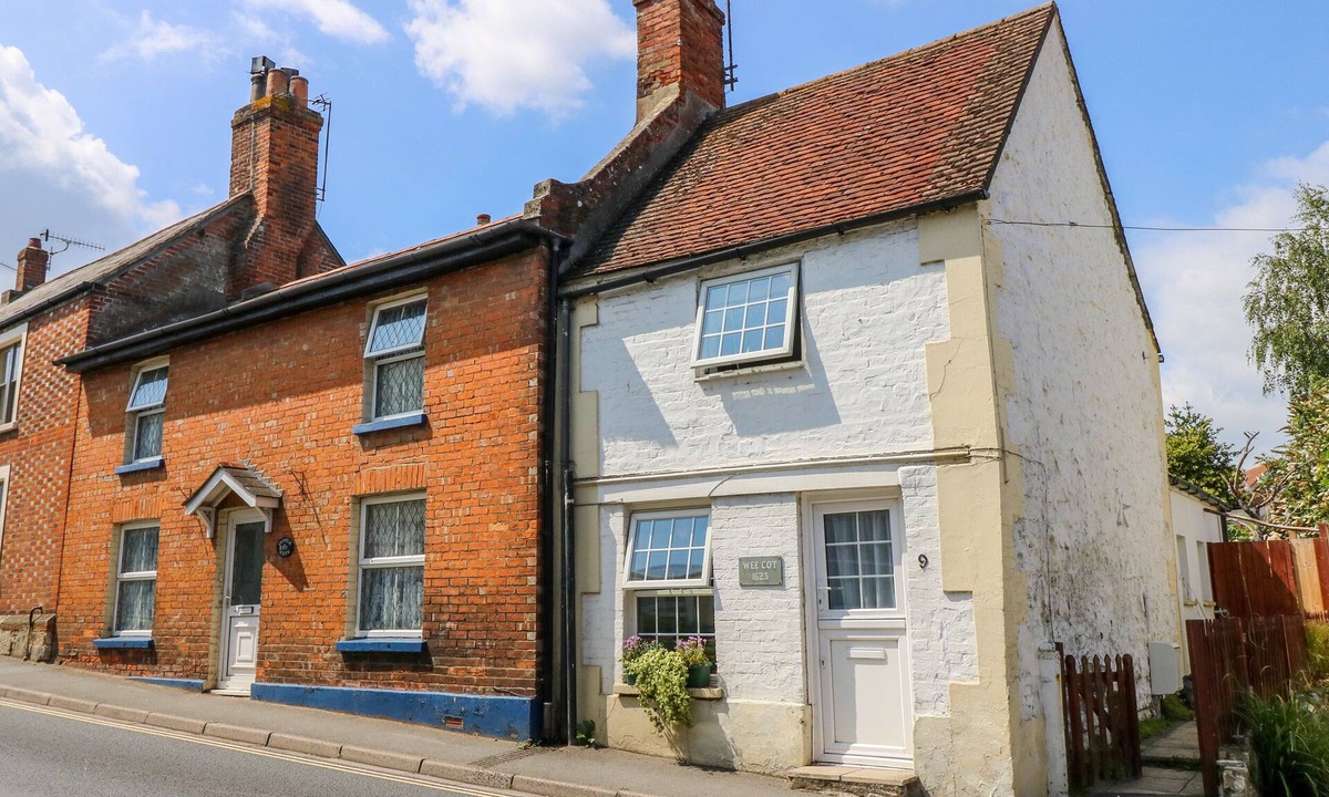 Brading Cottage | WEE COT, pet friendly, character holiday cottage in Brading