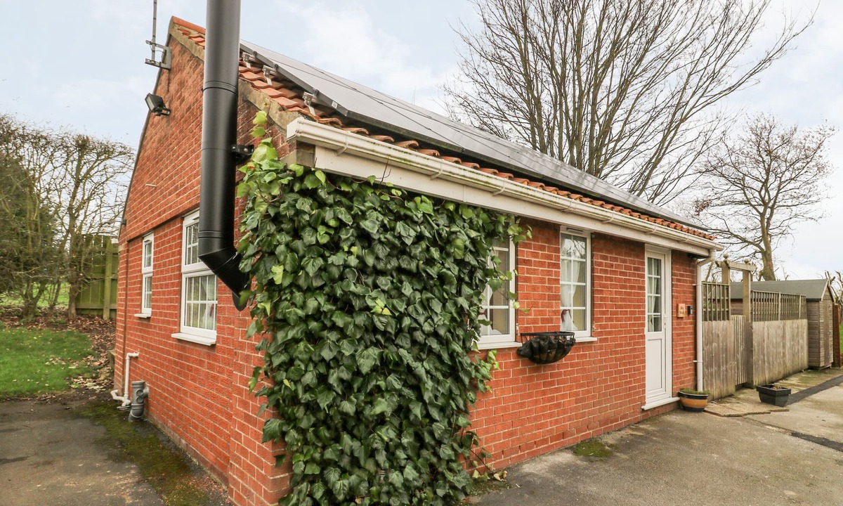 Cottingham Apartment | WEE WOODY, pet friendly, with open fire in Cottingham