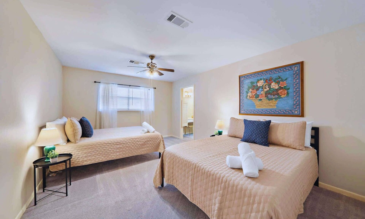 Baytown House | Weekend Escape Cabin:3BR+Sunroom +Games+Views