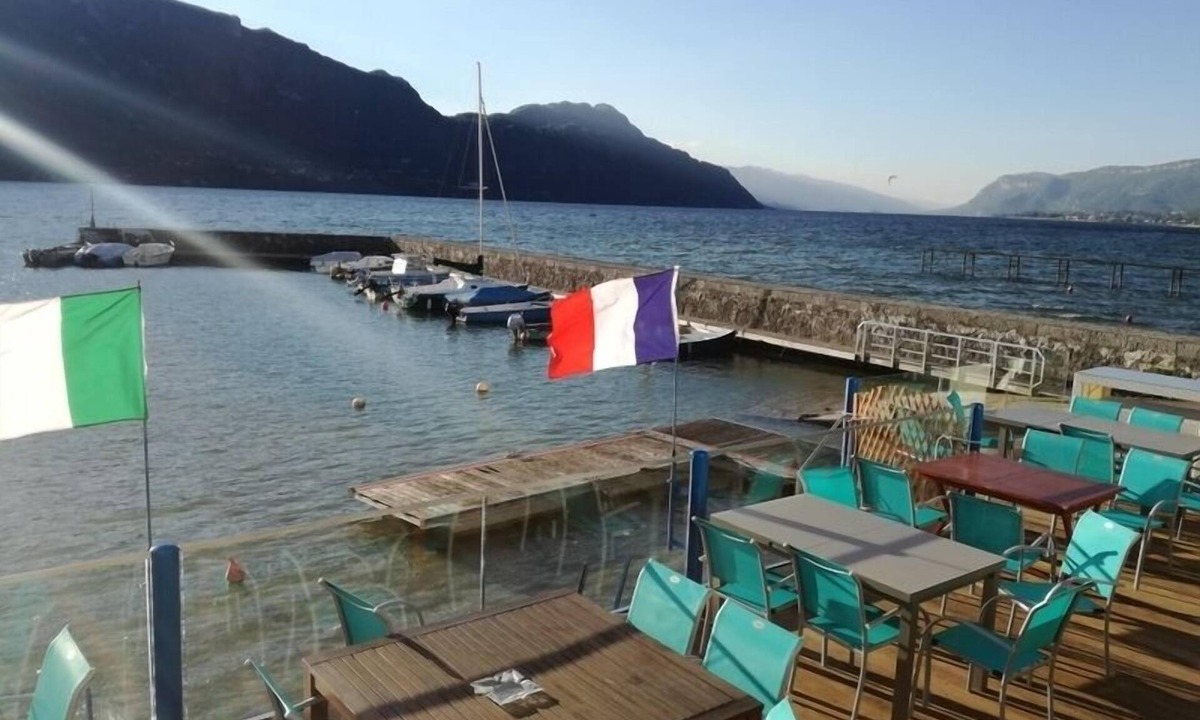 Viviers-du-Lac Hotel | Weekend Hotel Les Pieds dans l'Eau