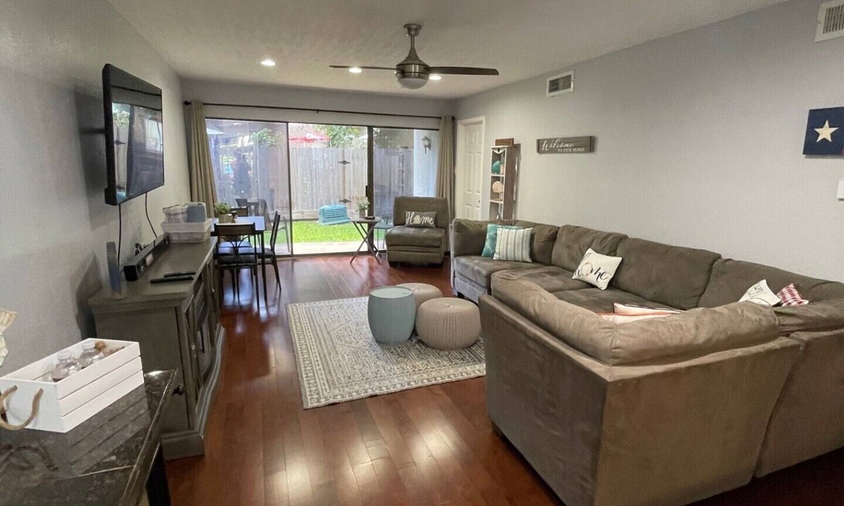 Walden on Lake Conroe Condo | Weekly &Monthly Rates Available.Lovely condo, with pool, close to Margaritaville