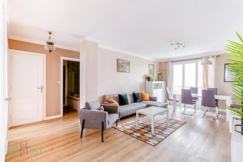 Yves Farge - Le Fleuve Apartment | WeHost - Girard - Appartement T4 - 6 personnes - Balcon + Parking