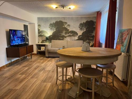Stains Apartment | Welcome home F2
