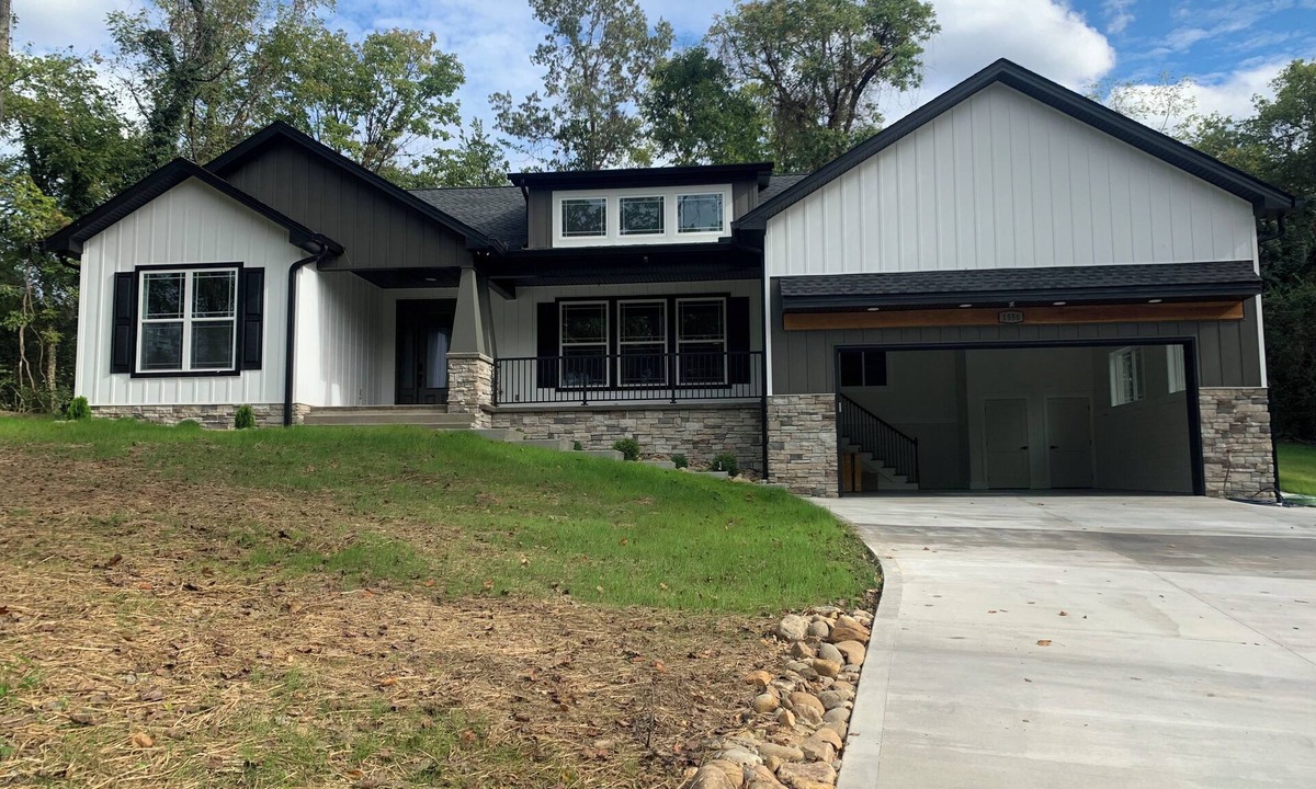 Knoxville House | Welcome to a 3 bedroom 3 bathroom house home in Knoxville TN 2 car garage new