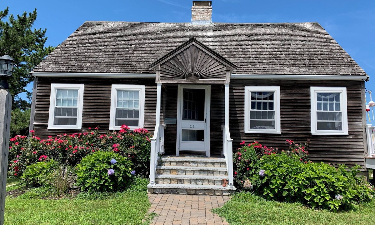 North Scituate House | Welcome to "A Stones Throw" Cottage located steps from the beach.