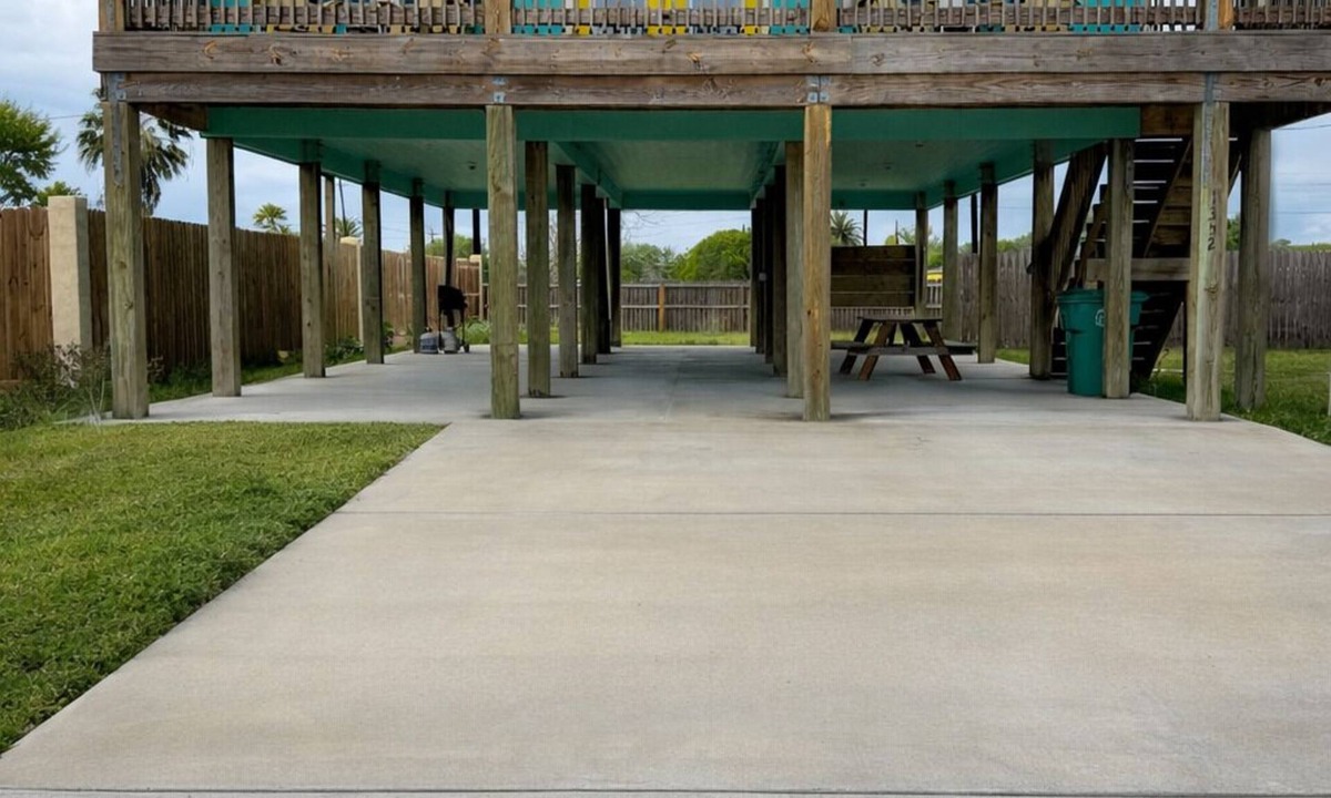 Aransas Pass House | Welcome to Casa Mar, a spacious 3BR/2BA coastal stilt home in Aransas Pass featuring 1 king bed, 4 queen beds, a large backyard, covered outdoor space, and boat parking. Just minutes from Rockport Beach, Port Aransas, fishing, dining, and coastal fun