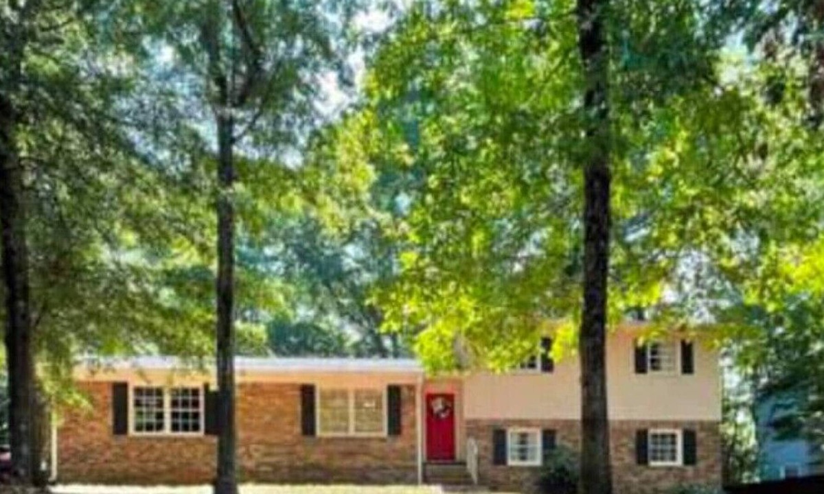 Athens House | Welcome to Dawgs’s Den with Exclusive Downtown Parking!