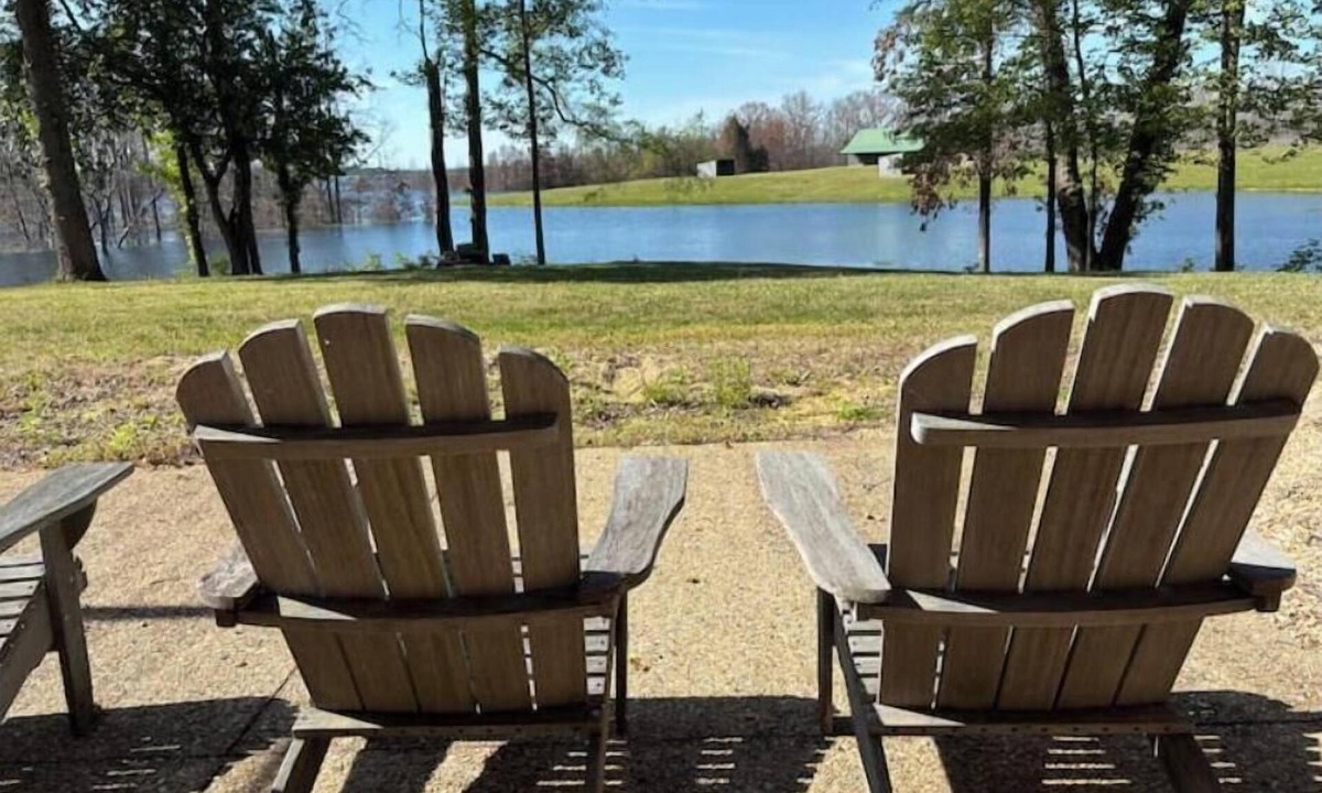 Bremo Bluff House | Welcome to Firefly Point. A spacious, secluded lakefront home