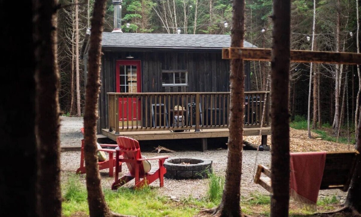Harvey Cabin | Welcome to Jack Pine Junior the ultimate retreat. Come and relax by the fire.