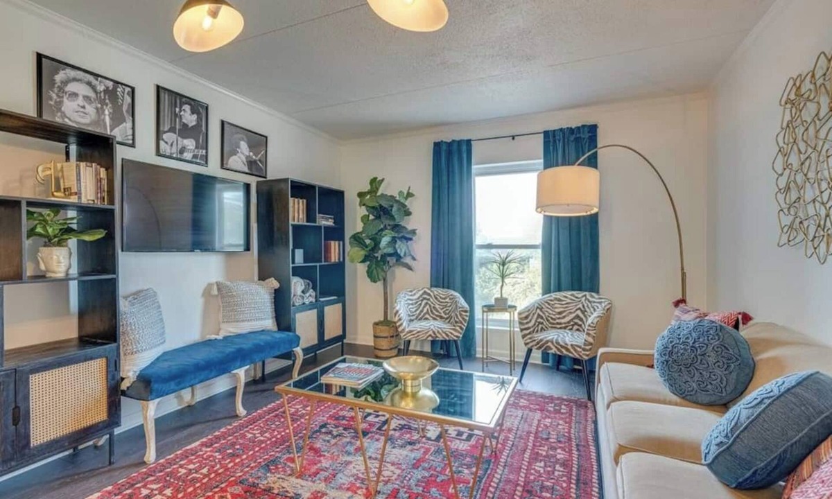 Nashville Condo | Welcome to Music Row’s Spence Manor, Unit 303, home of world-famous musicians including Elvis Presley, Paul McCartney, and Johnny Cash. This condo was designed to bring back the luxury that these musicians enjoyed.